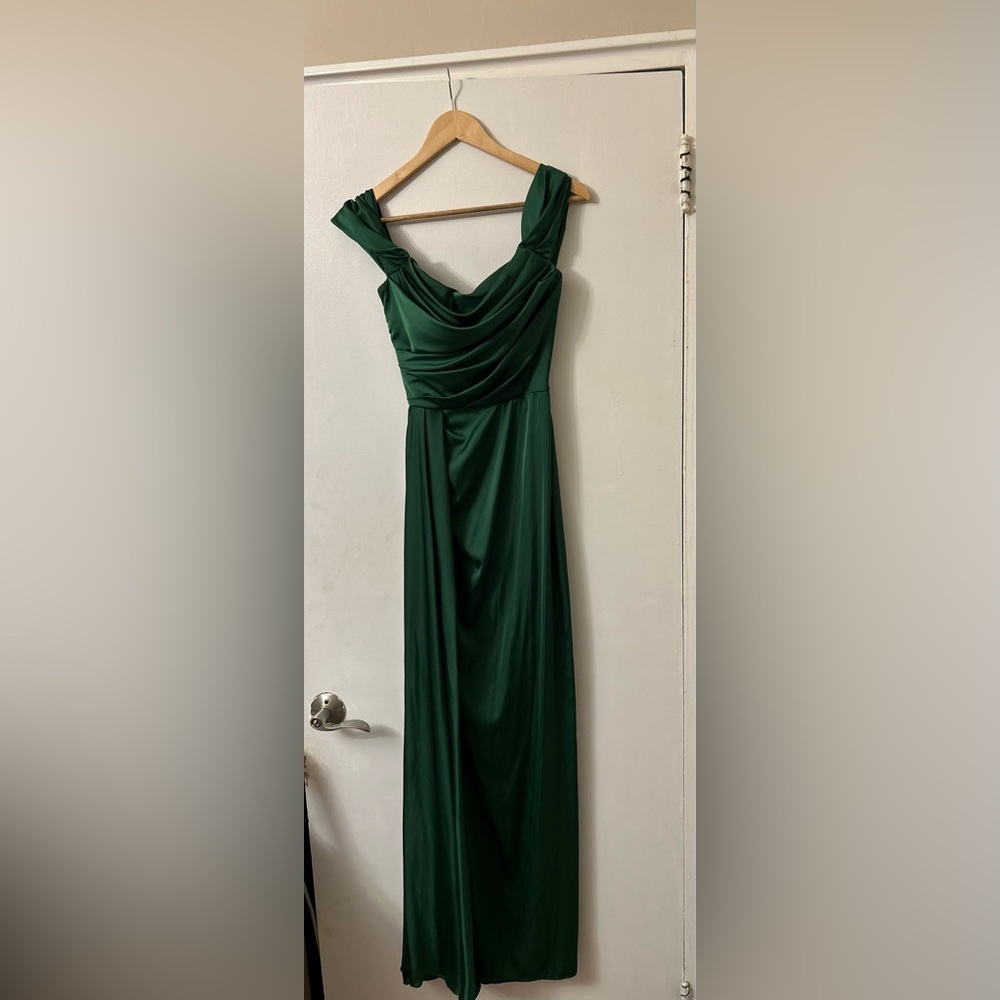 Elegant Green Long Dress - Picture 2 of 3